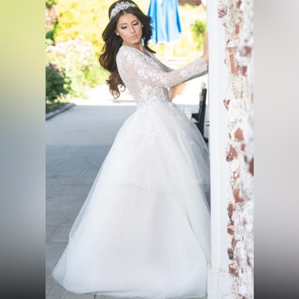 Monique lhuillier Bliss Wedding Dress Lace and Tulle